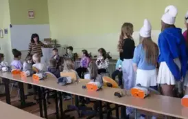 Grupa uczni&oacute;w pomagająca przedszkolakom podczas zajęć z okularami VR