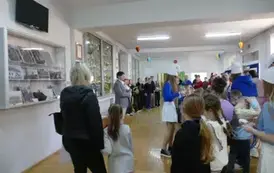 Dyrektor szkoły wita gości z przedszkola