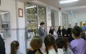 Dyrektor szkoły wita gości z przedszkola
