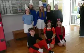 Grupa uczni&oacute;w klasy &oacute;smej w kostiumach
