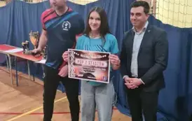 Kapitan drużyny odbiera dyplom