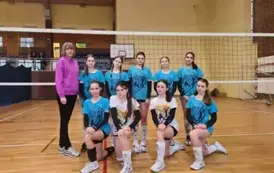 Drużyna ze staszowskiej dw&oacute;jki z nauczycielem