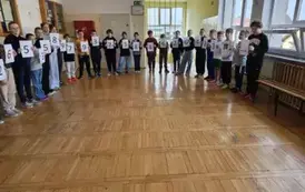 Uczniowie prezentują żywy łańcuch rozwinięcia dziesiętnego liczby Pi