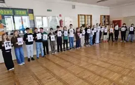 Uczniowie prezentują żywy łańcuch rozwinięcia dziesiętnego liczby Pi