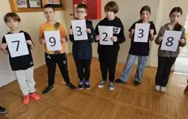 Uczniowie prezentują żywy łańcuch rozwinięcia dziesiętnego liczby Pi