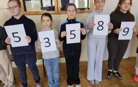 Uczniowie prezentują żywy łańcuch rozwinięcia dziesiętnego liczby Pi