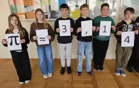 Uczniowie prezentują żywy łańcuch rozwinięcia dziesiętnego liczby Pi