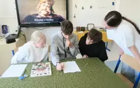 Uczniowie w escaperoomie