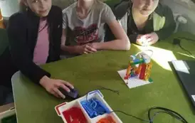 Uczniowie podczas zajęć robotyki