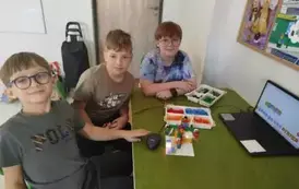 Uczniowie podczas zajęć robotyki