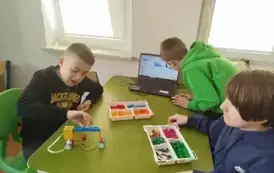 Uczniowie podczas zajęć robotyki