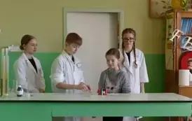 Uczniowie podczas eksperyment&oacute;w chemicznych