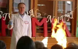 Nauczyciel przeprowadzający eksperyment