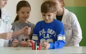 Uczniowie podczas eksperyment&oacute;w chemicznych