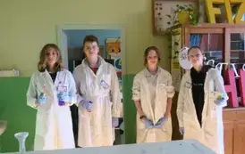Uczniowie w białych fartuchach