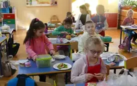 Uczniowie przygotowujący kanapki