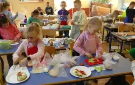 Uczniowie przygotowujący kanapki