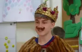 Uczeń w koronie kr&oacute;lewskiej