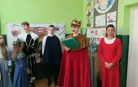 Uczniowie i nauczycielka w historycznych strojach