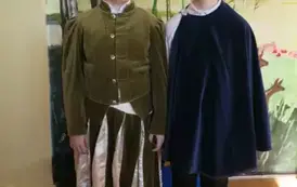 Uczniowie w historycznych strojach