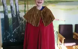 Uczeń w stroju kr&oacute;lewskim