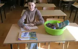 Uczennica z miską na książki
