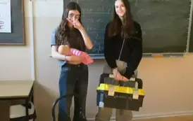 Uczennice z w&oacute;zkiem dla lalek