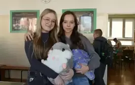 Uczennice z pluszakiem