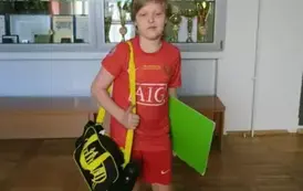 Uczeń ze sportową torbą