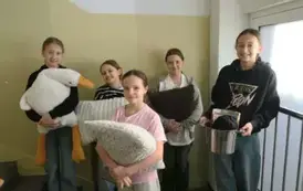 Uczniowie bez plecak&oacute;w