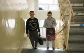 Uczniowie bez plecak&oacute;w