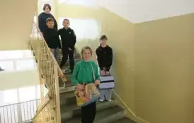 Uczniowie bez plecak&oacute;w