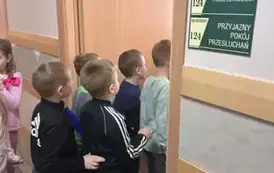 Uczniowie w wejściu do pokoju przesłuchań dla dzieci
