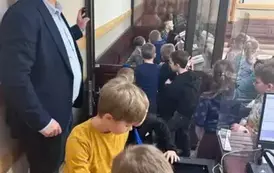 Uczniowie w szklanej klatce