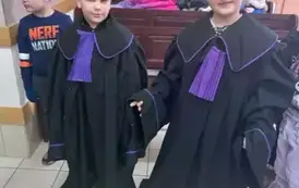 Uczniowie w stroju sędziego