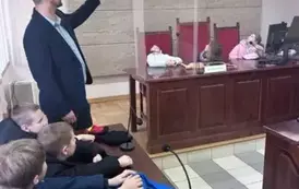 Uczniowie w sali rozpraw