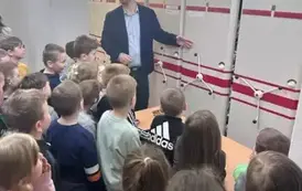 Uczniowie w pomieszczeniu do przechowywania akt sądowych