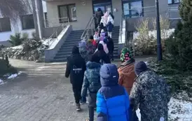 Uczniowie przed budynkiem sądu