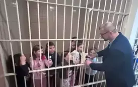 Uczennice w roli zatrzymanych