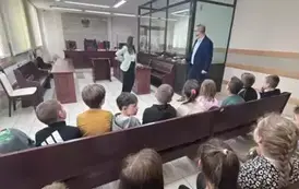 Sędziowie w trakcie dyskusji z uczniami