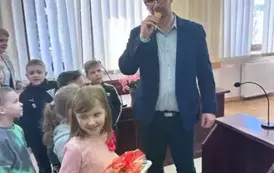 Sędzia z uczniami