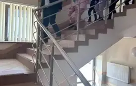 Sędzia z uczniami w czasie zejścia do archiwum