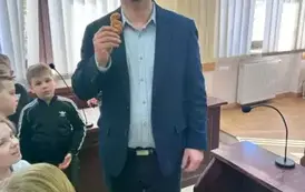 Sędzia z ciastkiem w kształcie paragrafu