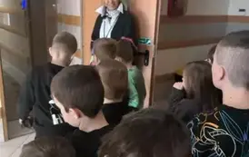 Pracownik sądu witający uczni&oacute;w