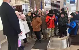 Powitanie przez SSR w Staszowie uczni&oacute;w klasy 1 b
