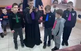 Pokaz żabot&oacute;w prawnik&oacute;w z kr&oacute;tkim komentarzem sędziego