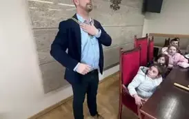Pokaz właściwie zakładanego łańcucha sędziowskiego