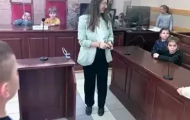 Pani sędzia w dyskusji z uczniami