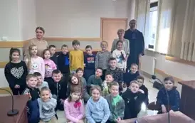 Pamiątkowe zdjęcie z sali rozpraw