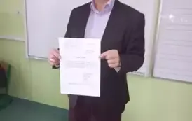 Dyrektor plac&oacute;wki z oficjalnym pismem z sądu